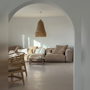 Ein Sofa, das mit...